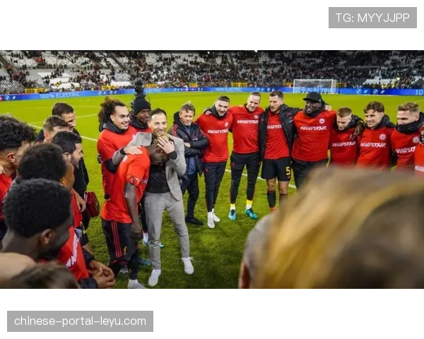 通讯:一场平局后的更衣室,记录教练与球员长达半小时的战术复盘会